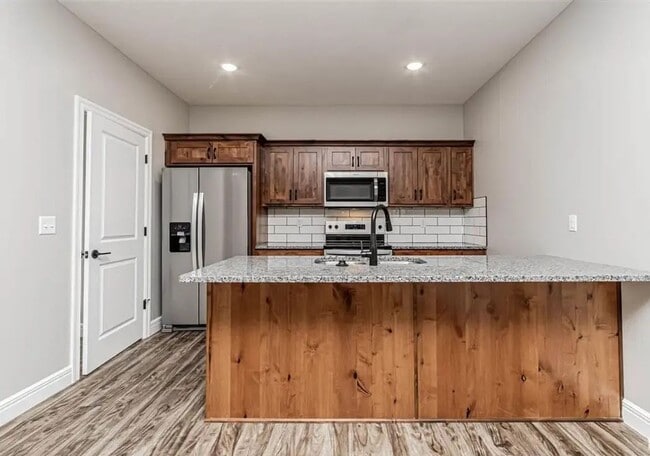 Building Photo - Spacious, Stylish & Ready for Summer Move-In