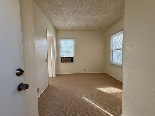 Building Photo - Cozy and Charming South Park One Bedroom Apartment Home!