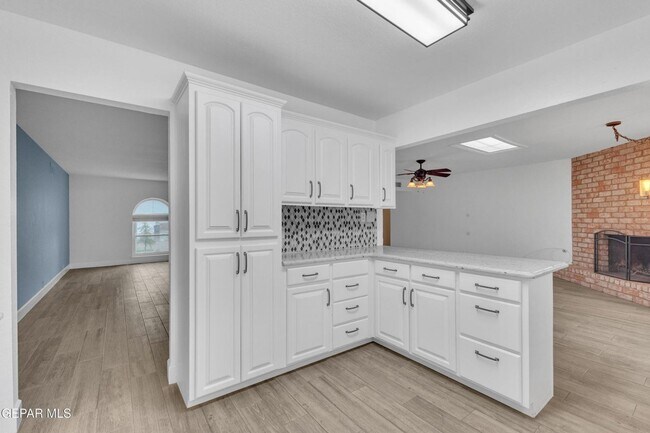 Building Photo - Come to check this beautiful house 4 bedrooms, possible 5th bed and 3 baths.