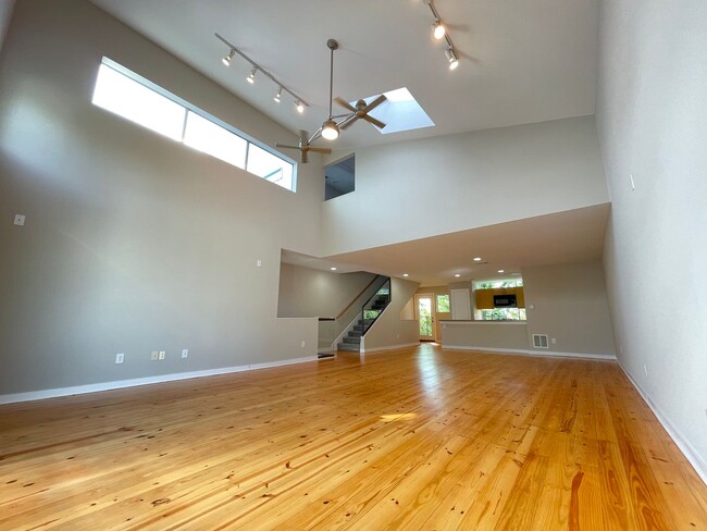 Building Photo - Dallas 3 story Loft