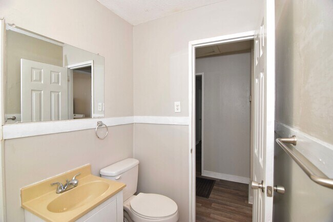 Building Photo - 667 Lorraine Dr