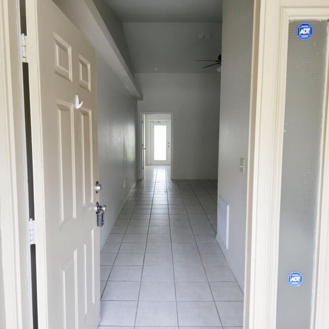 Building Photo - Clean & Bright 2 Bed / 2 Bath