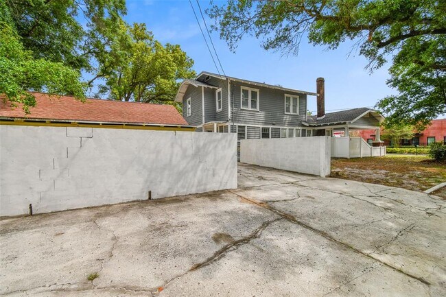 Building Photo - 6810 N Navin Ave