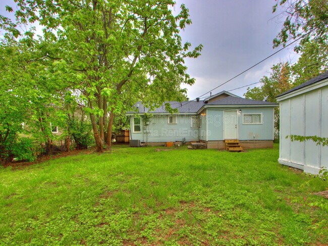 Building Photo - 1800 Hampton Rd