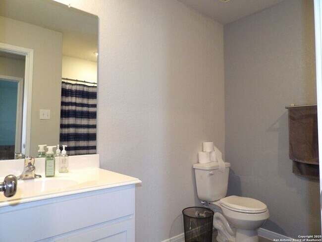 Building Photo - Beautiful and Spacious 4 Bedroom