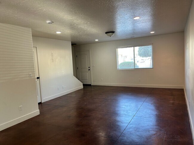 Building Photo - Dog Friendly 4 Bedroom Townhome. $200 First Full Month's Rent!