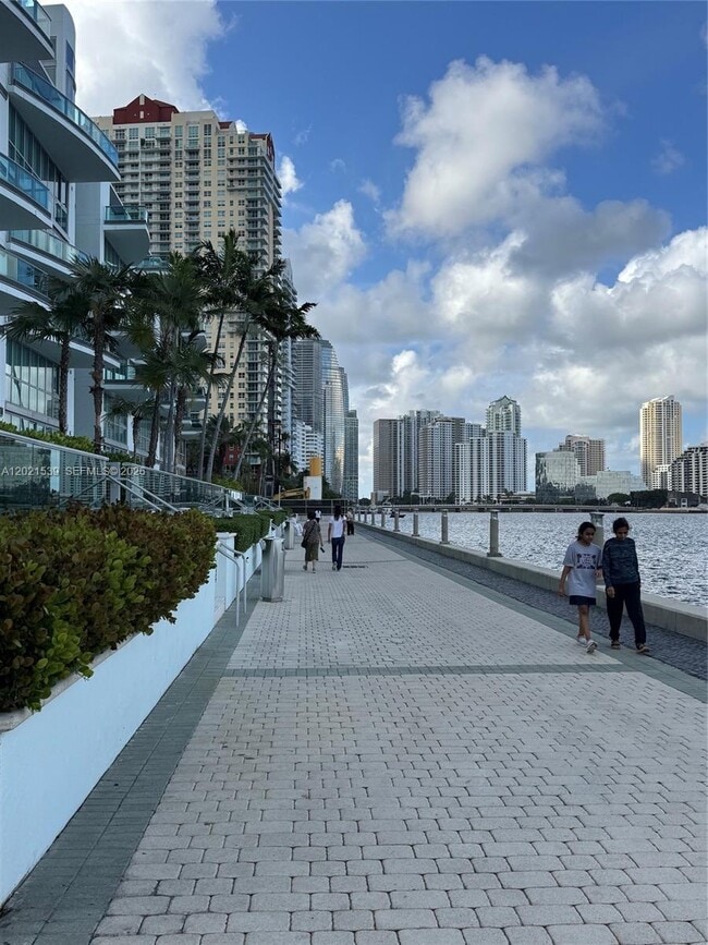 Building Photo - 1300 Brickell Bay Dr