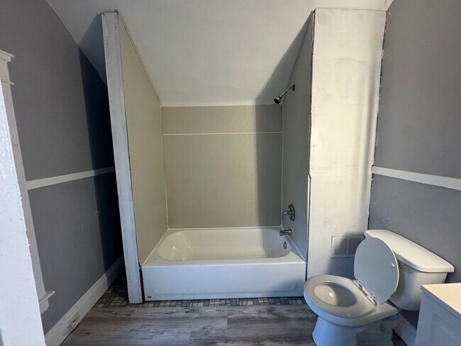 Building Photo - Charming 3-Bedroom Property in Prime Location