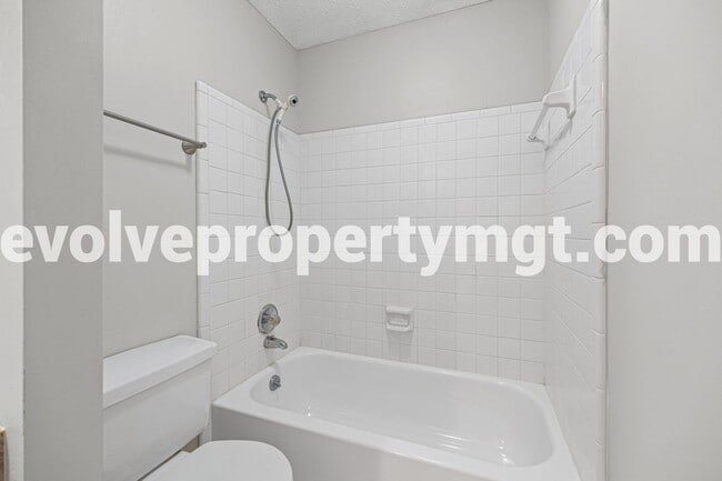 Building Photo - 2481 Chiswood St