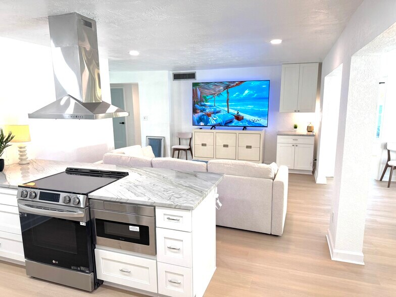 Building Photo - 5813 26th Ave N