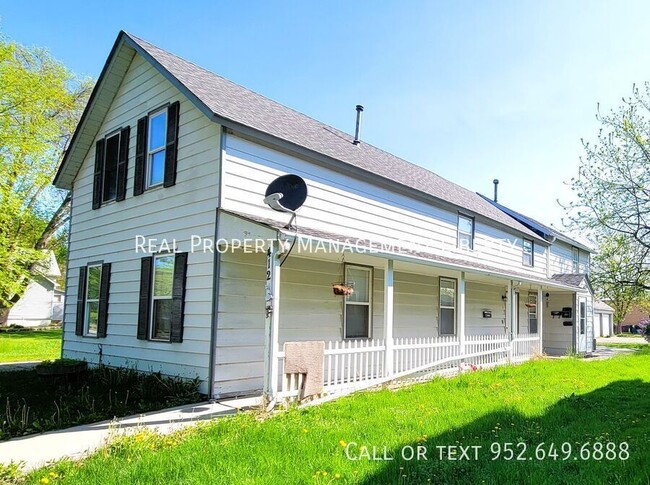 Primary Photo - 412 N Cedar St