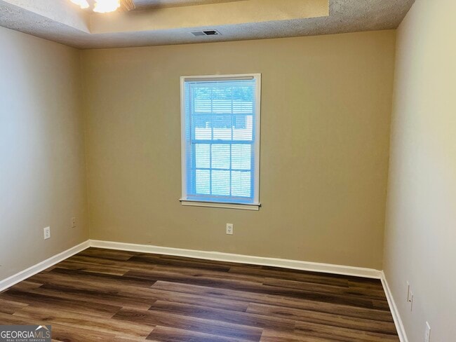 Building Photo - 10 Fredda Ln