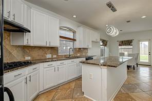 Building Photo - 26619 Richwood Oaks Dr