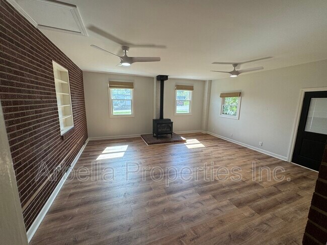 Building Photo - 1713 Seward Dr
