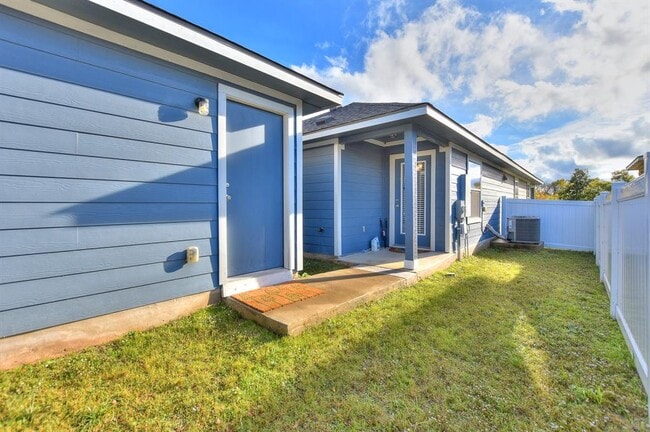 Building Photo - 404 Craters of the Moon Blvd