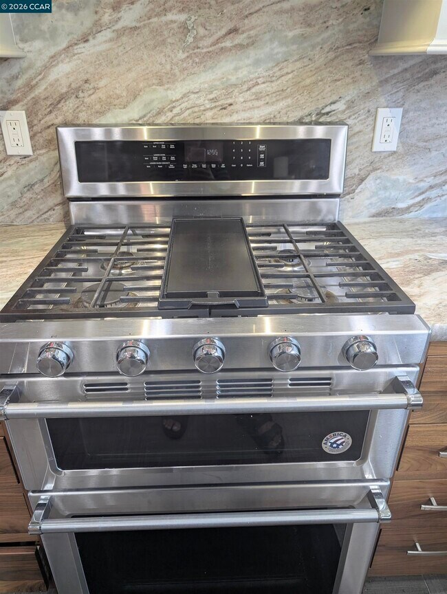 Building Photo - 24 Barcelona Ct