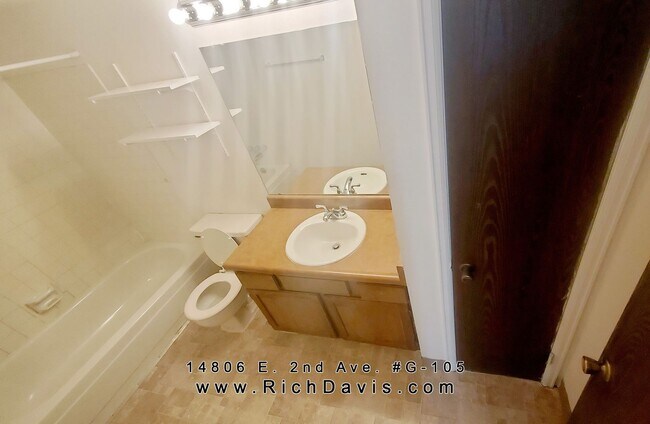 Building Photo - 1 bed, 1 Bath, 800 sqft with washer/dryer ...