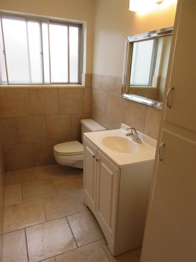 Building Photo - Spacious single level home with a retro feel - you must see!