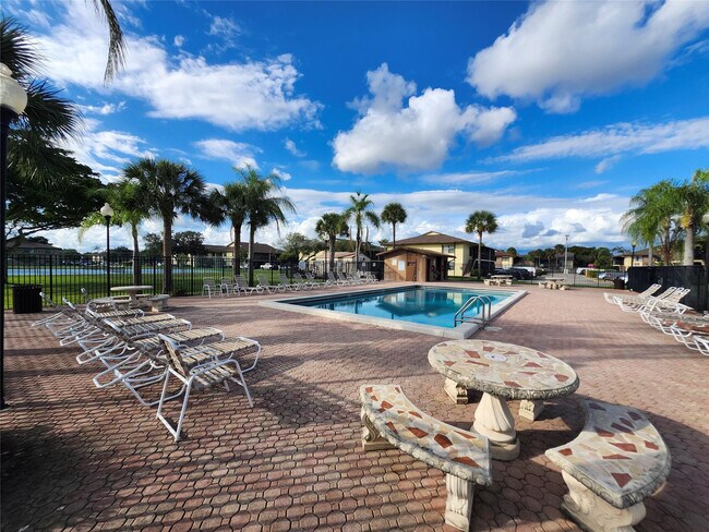 Building Photo - 10004 Winding Lake Rd