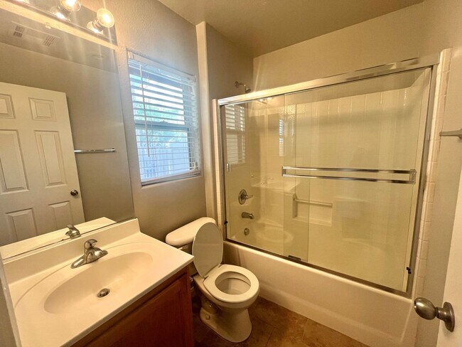 Building Photo - **$800 OFF MOVE IN BY 11/14/25**Spacious T...
