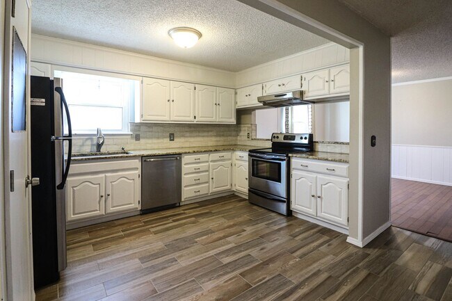 Building Photo - 4 bedroom, 2 1/2 bath, 2 car garage located in the quiet Summit View subdivision.