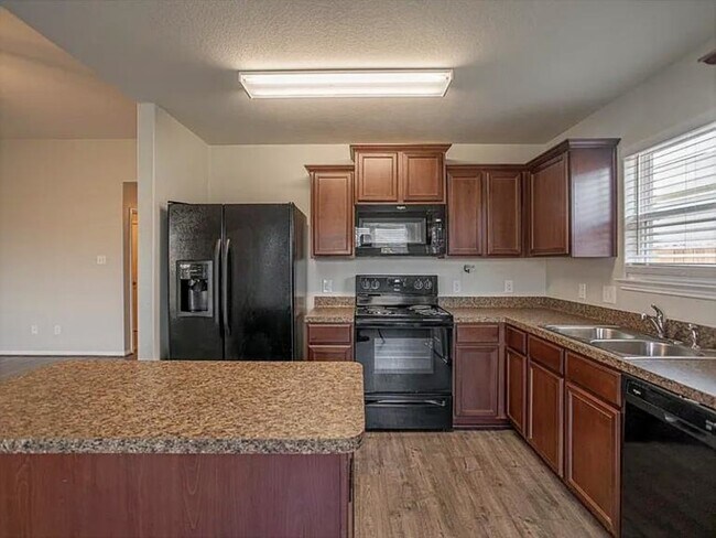 Building Photo - 976 Lake View Cir W