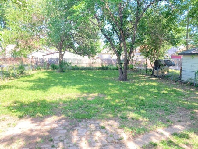 Building Photo - Great 2 Bedroom 1 Bath + 2 Non conforming bedrooms