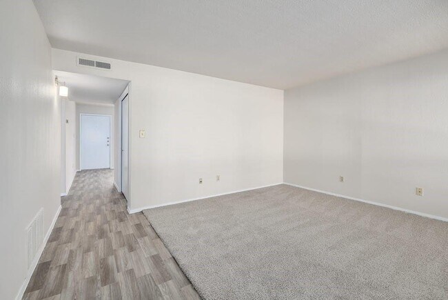 Building Photo - 6910 Hart Ln