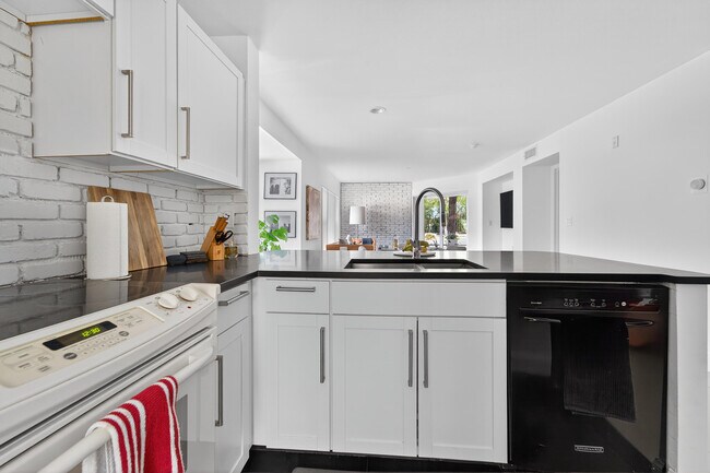Building Photo - 4807 Via Palm Lakes Via