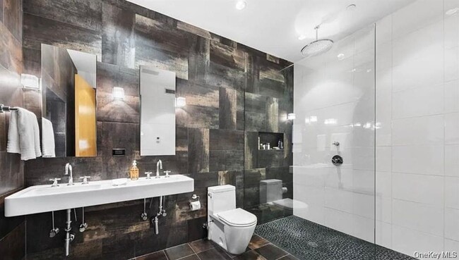 Building Photo - 500 Greenwich St