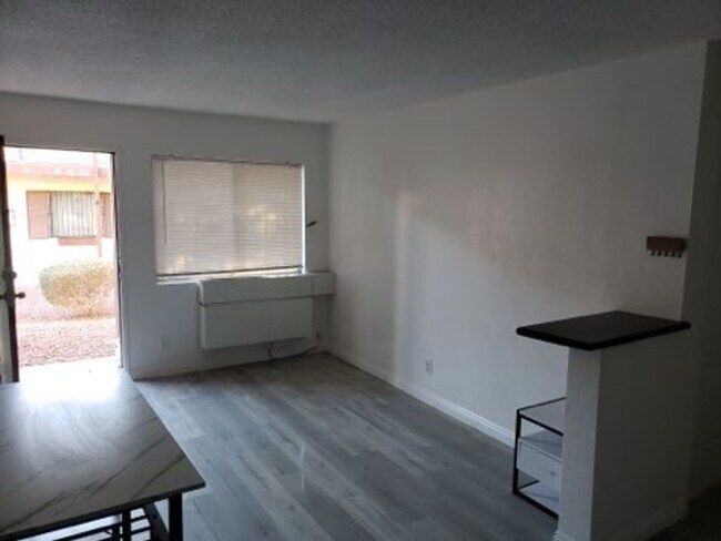 Building Photo - 1 Bedroom 1 Bath   Tropciana & Eastern Area