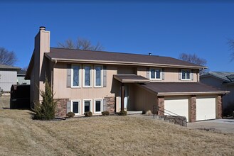 Building Photo - 5 Minute Drive to Zorinsky Lake!!