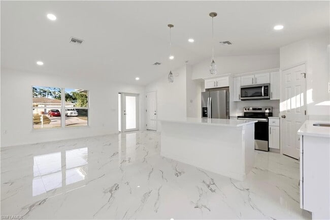 Building Photo - 732 Asher St E