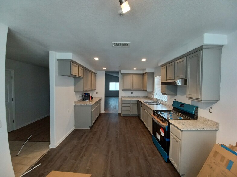 Building Photo - 589 Hildale Cir