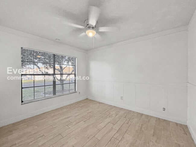 Building Photo - 3 Bed/2 Bath Home with Fenced Yard & Garage / Available Now!