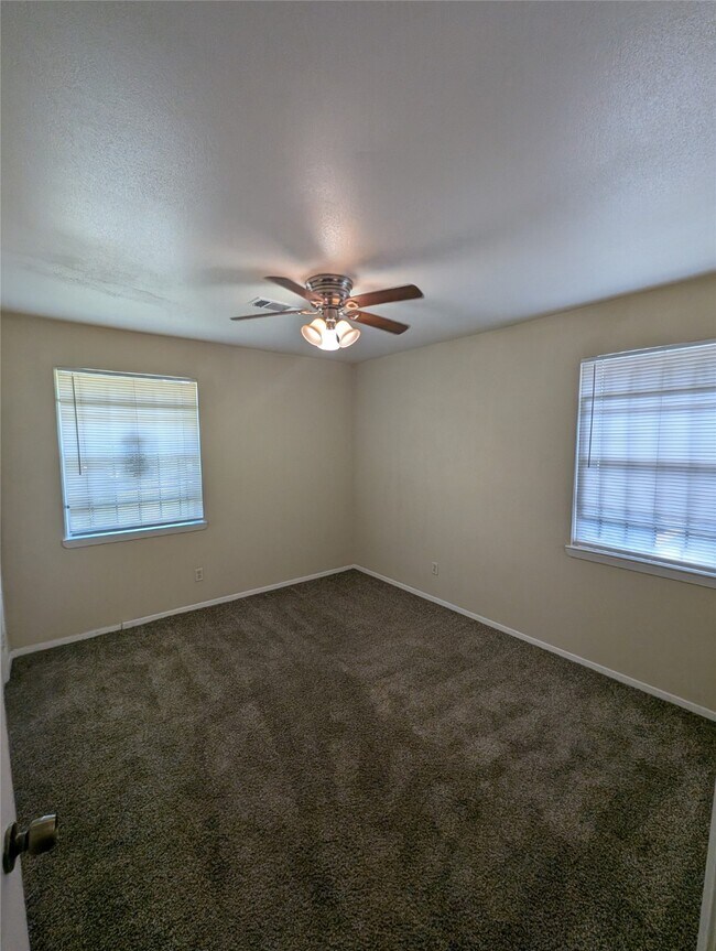 Building Photo - 5203 Heathercrest Dr
