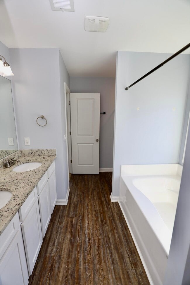 Building Photo - 1009 Providence Plantation Dr