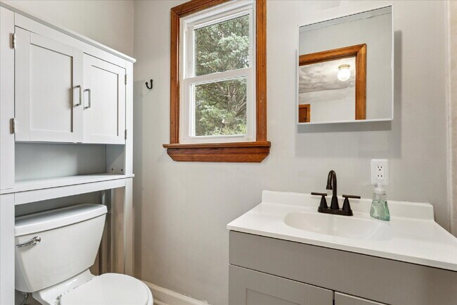 Building Photo - "Charming 3-Bedroom Retreat with 2 Full Baths in Hampton – Spacious 1494 Sq Ft Gem!"