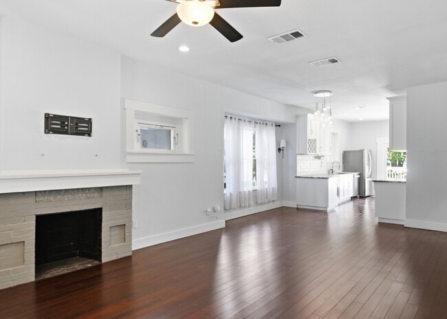 Building Photo - Updated 3 Bedroom Home with Modern Finishes Near Everything Downtown!