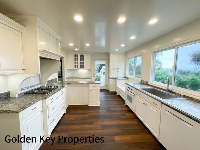 Building Photo - Charming farmhouse available in rural Vist...