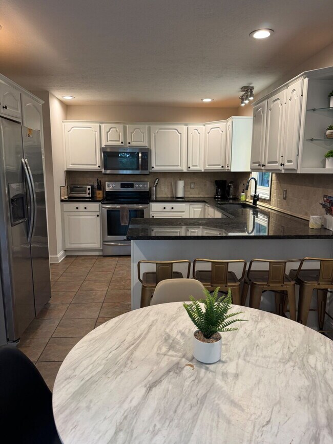 Building Photo - Fairview home 5 bedroom 3 1/2 bathroom home