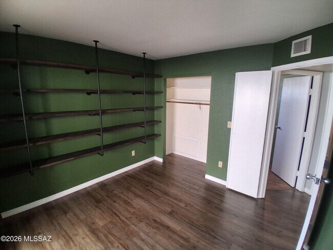 Building Photo - 4813 W Doria Dr
