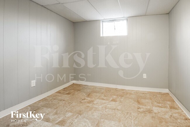 Building Photo - 9648 Roe Ave
