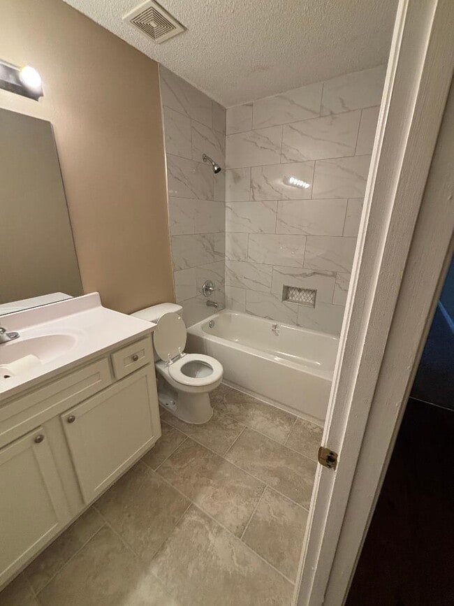 Building Photo - 6810 Sycamore Hill Dr