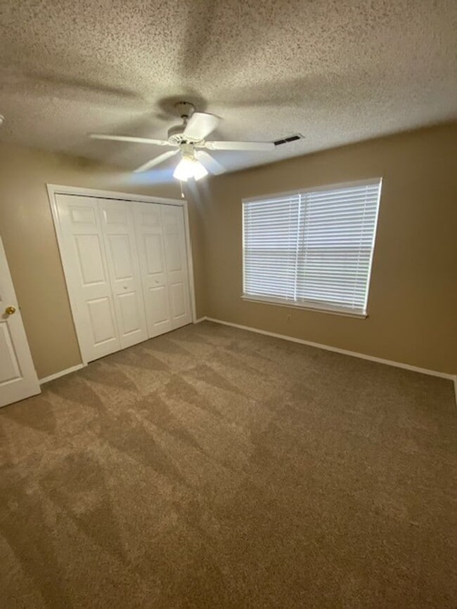 Building Photo - Super Cute 3 Bedroom Now Available!