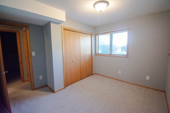 Building Photo - Pristine, Bright, and Move-In Ready in SW Rochester!