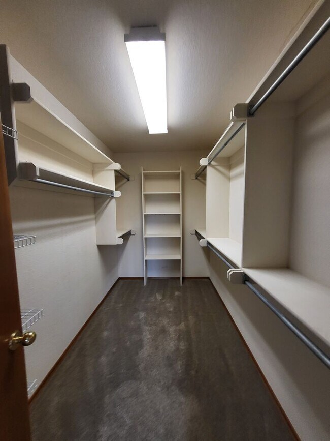 Building Photo - (3) Bed/(2) Bath + Study/Office in NW Norman! Storm Shelter! Neighborhood Pool!
