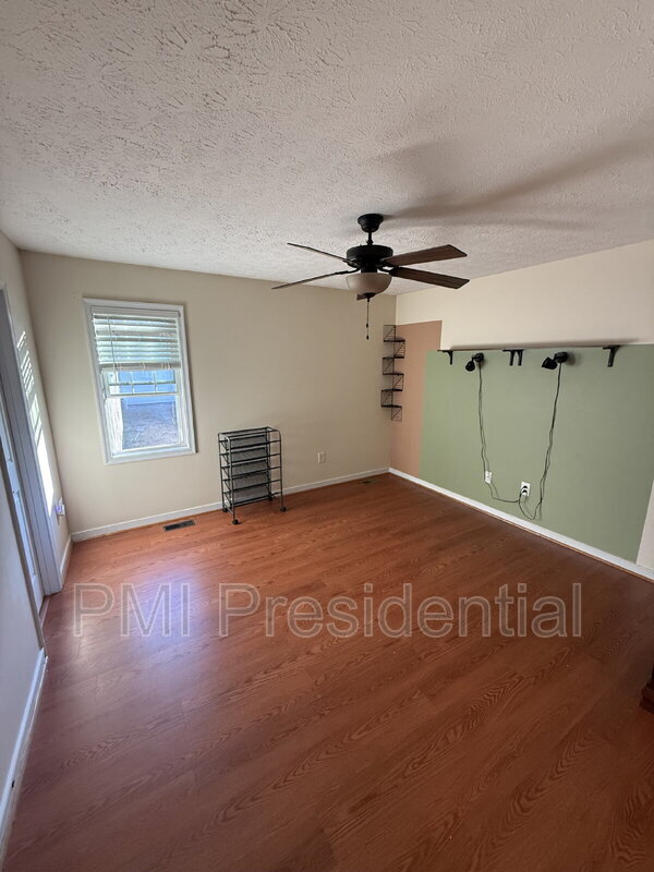 Building Photo - 1041 Greenview Dr