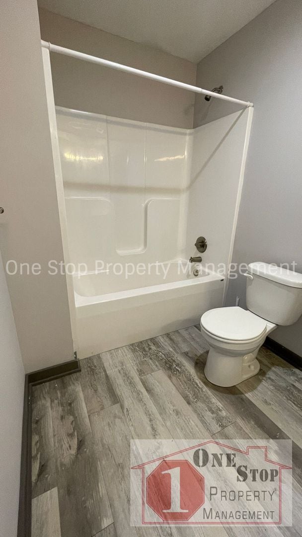 Building Photo - 3 Bedroom, 2.5 Bath Modern Townhome in Nor...