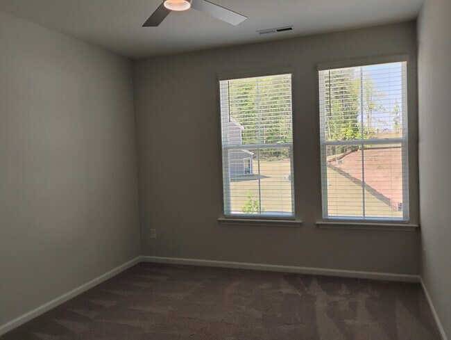 Building Photo - Ovation @ Sweetbrier